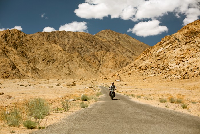 Ladakh, India. Cesta na motorke. 