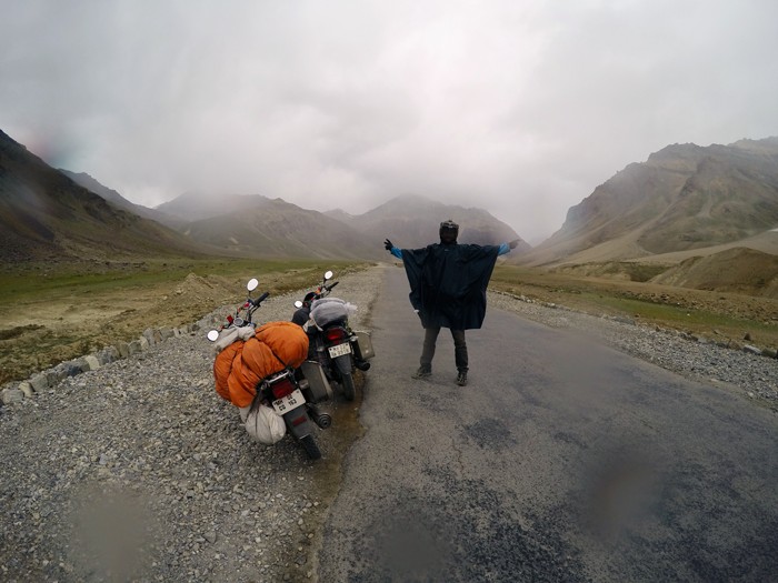Ladakh. Dážď a hmla. Škriabeme sa do priesmykov.