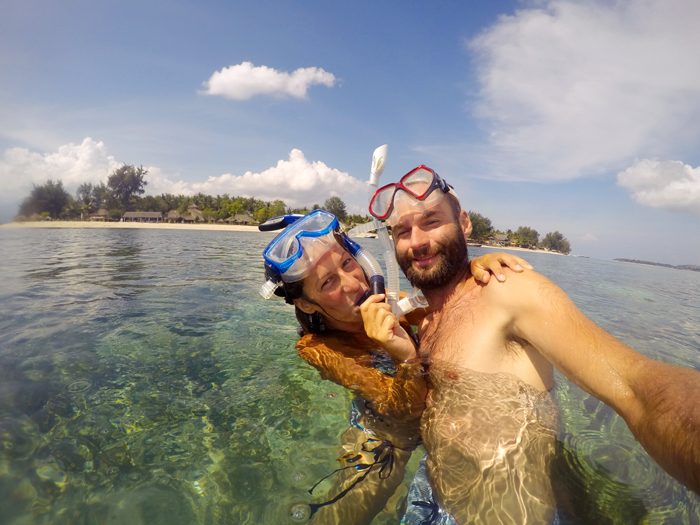 Pár so šnorchlami v mori na tropickom ostrove