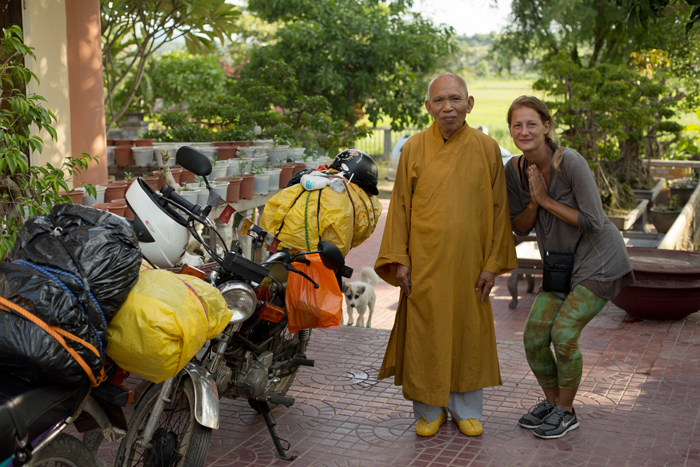 Motorky vo Vietnamskom kláštore s hlavným mníchom