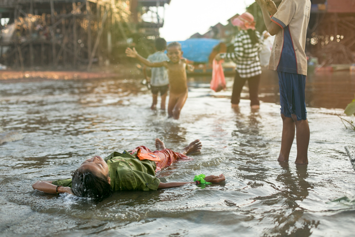 Večerná hygiena na jazere Tonle Sap. Kambodža