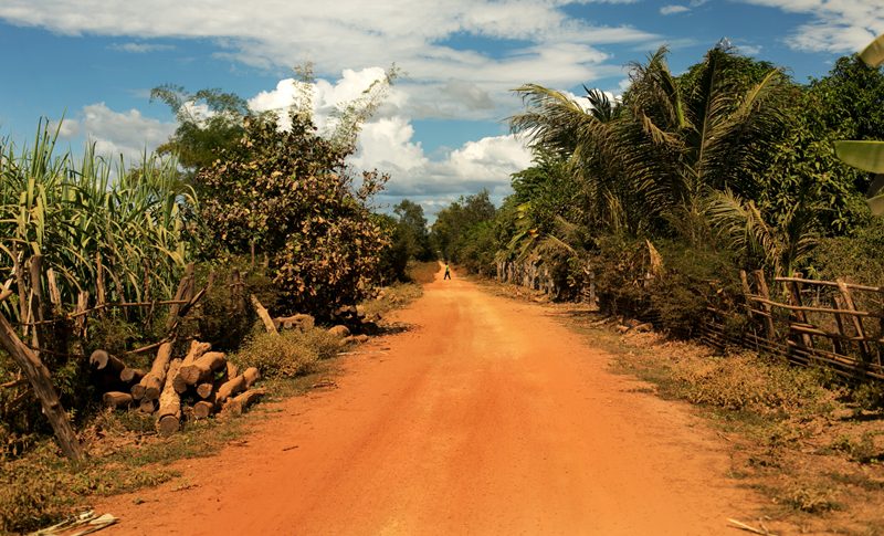 Kambodza, Cambodia prašná cesta v stratenej dedine